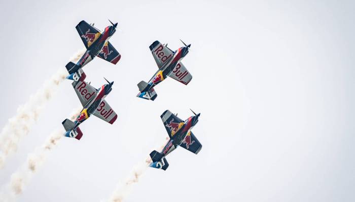 Fotografia článku Flying Bulls Aerobatic Team: Keď sú vo vzduchu, chcú, aby sa ľuďom na zemi tajil dych
